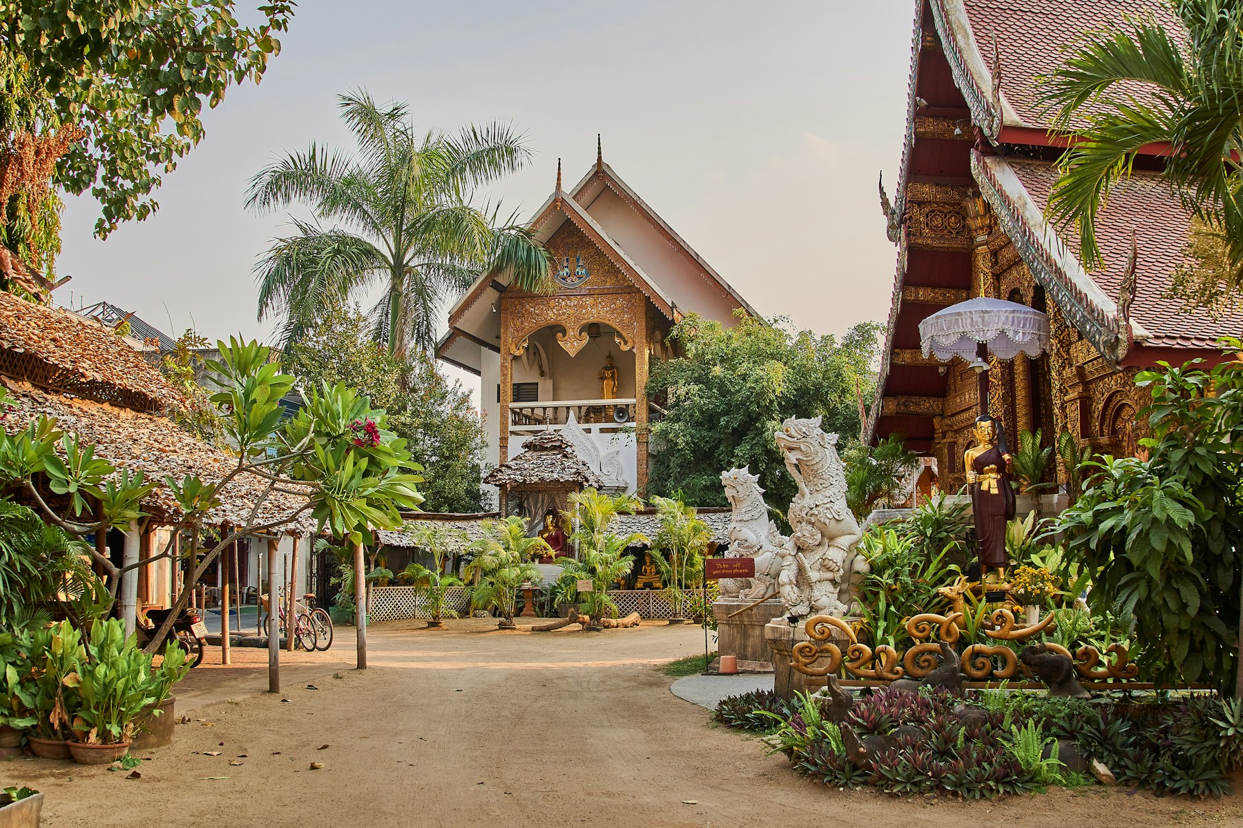 Arquitectura tradicional y vegetación de Chiang Mai, Tailandia